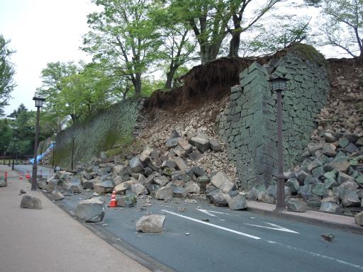 地震後の百間石垣